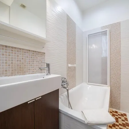 Buda Boutique Mezzanine - Historic Hideaway With Ac